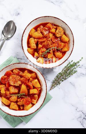 Fleischgulasch mit Kartoffeln und Karotten, Paprika, in einem Topf, Blick von oben, traditionelle ungarische Suppe, hausgemacht, keine Leute Stockfoto