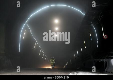 THEMENBILD Mitarbeiter gehen durch den beleuchteten Eingangstunnel zur Baustelle Brenner Basistunnel (BBT) in Innsbruck, Österreich, fotografiert bei einer Führung am Donnerstag, 23. Oktober 2025. - 20251023 PD13263 Credit: APA-PictureDesk/Alamy Live News Stockfoto