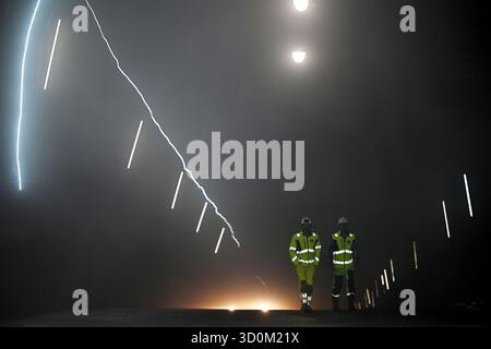 THEMENBILD Mitarbeiter gehen durch den beleuchteten Eingangstunnel zur Baustelle Brenner Basistunnel (BBT) in Innsbruck, Österreich, fotografiert bei einer Führung am Donnerstag, 23. Oktober 2025. - 20251023 PD13271 Credit: APA-PictureDesk/Alamy Live News Stockfoto
