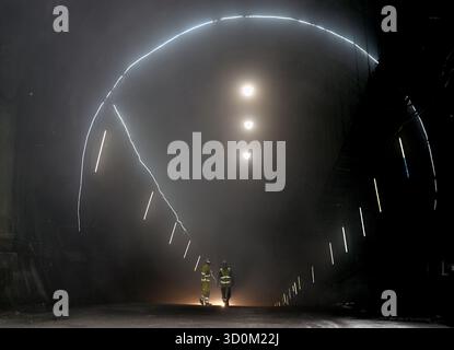 THEMENBILD Mitarbeiter gehen durch den beleuchteten Eingangstunnel zur Baustelle Brenner Basistunnel (BBT) in Innsbruck, Österreich, fotografiert bei einer Führung am Donnerstag, 23. Oktober 2025. - 20251023 PD13511 Credit: APA-PictureDesk/Alamy Live News Stockfoto