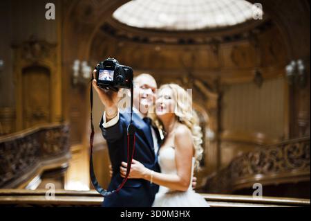 Elegante Hochzeitspaar tun Selfie in die Kamera Stockfoto