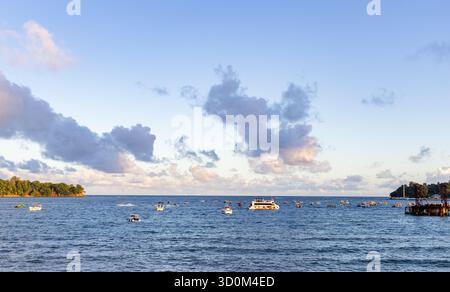 Wunderschöne abendliche Meereslandschaft mit kleinen Booten und hellem, dramatischem Horizont Stockfoto