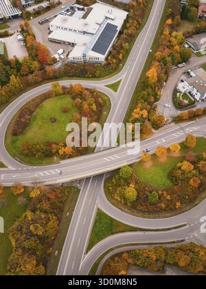 Straßenkreuzung mit Kreisverkehr umgeben von Grünflächen und Herbstbäumen aus der Vogelperspektive, Dornstetten, Freudenstadt, Deutschland Stockfoto