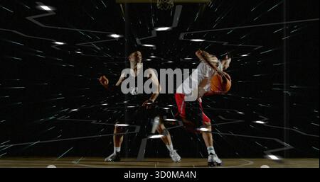 Dribbelsportler in weißen, roten Shorts aus Jersey, die sich auf dem Holzplatz drehen, mit Basketball und Verteidiger Stockfoto