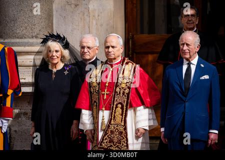 Vatikanstadt, Vatikan, am 23. Oktober 2025. Papst Leo XIV. Grüßt König Karl III. Und Königin Camilla im Innenhof des Heiligen Damasus nach dem Staatsbesuch. Credits: Stefano Costantino TTL / Alamy Live News Stockfoto