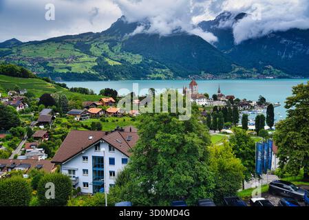 Atemberaubendes mittelalterliches Schloss mit Türmen, Schloss Spiez und idyllische Stadt und Hafen am schillernden blauen Thunersee, Spiez, Schweiz Stockfoto