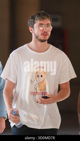 Paris, France. 24th Oct, 2025. Thibault Daviet brother of Lola arriving at the Paris Assize Court for the trial of Dahbia Benkired, accused of raping, torturing, and killing Lola Daviet, a 12-year-old girl, in 2022. Dahbia Benkired, accused of raping, torturing, and killing 12-year-old Lola Daviet in Paris in 2022, will learn her fate this Friday at the end of a week-long trial. Paris, France on October 24, 2025. Photo by Florian Poitout/ABACAPRESS.COM Credit: Abaca Press/Alamy Live News Stockfoto