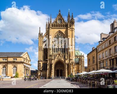 Westfassade der Kathedrale St. Stephan in Metz, Frankreich, vom Platz Papst Johannes Paul II. Aus gesehen. Stockfoto