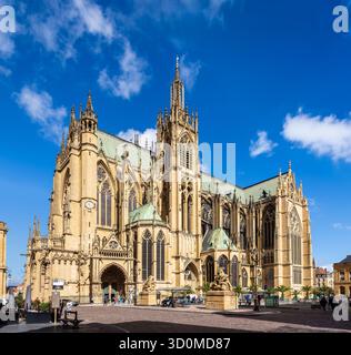 Südfassade der Kathedrale St. Stephan in Metz, Frankreich, vom Place d'Armes aus gesehen. Stockfoto