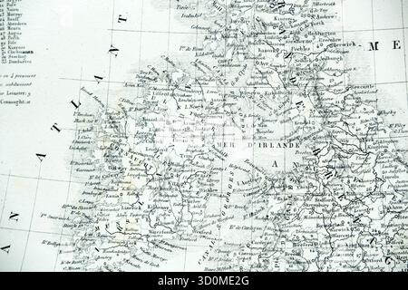 Antiker französischer atlas (19C) Detail des Nordatlantiks und der Britischen Inseln (Mer d'Irlande). Stockfoto
