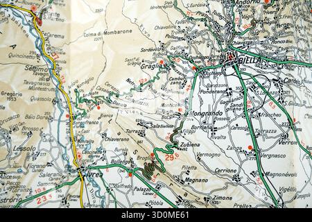 Vintage-Straßenkarte mit Ivrea und Biella und der umliegenden Bergregion im Piemont. Stockfoto