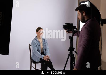 Ein Journalist interviewt eine Person in einem Studio. Stockfoto