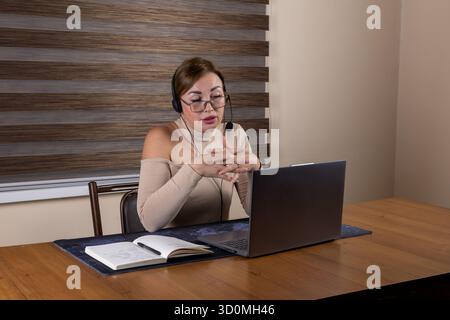 Frau führt ein virtuelles Interview oder nimmt an einer Telefonkonferenz Teil Stockfoto