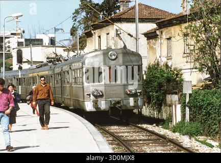 P, Portugal, Lissabon, 20.03.1993: Bahnhof der Vorortbahn, die von der staatlichen Eisenbahngesellschaft CP Urbanos de Lisboa betrieben wird und hauptsächlich von Pendlern genutzt wird. [Automatisierte Übersetzung] Stockfoto