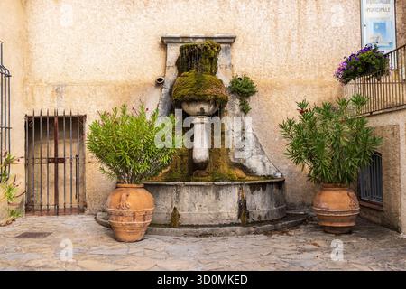 Brunnen in Moustiers-Sainte-Marie, Alpes-de-Haute-Provence, Frankreich Stockfoto