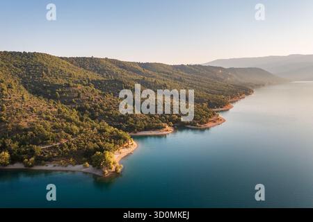 Sainte-Croix-du-Verdon, Alpes-de-Haute-Provence, Frankreich, Sommer — Blick aus der Vogelperspektive auf das türkisfarbene Wasser des Sees Sainte-Croix, umgeben von Bergen und Stockfoto