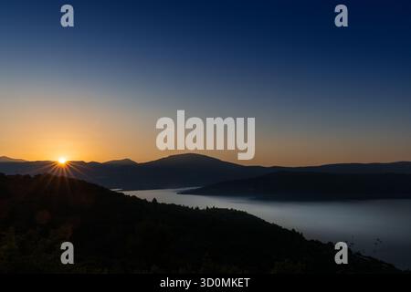 Sainte-Croix-du-Verdon, Alpes-de-Haute-Provence, Frankreich, Sommer – Blick aus der Vogelperspektive auf das türkisfarbene Wasser des Sees Sainte-Croix, umgeben von Bergen Stockfoto