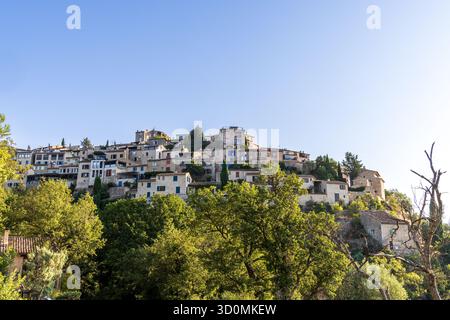 Sainte-Croix-du-Verdon, Alpes-de-Haute-Provence, Frankreich, Sommer – Blick aus der Vogelperspektive auf das türkisfarbene Wasser des Sees Sainte-Croix, umgeben von Bergen Stockfoto