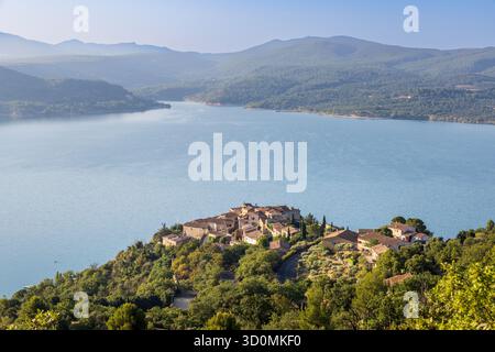 Sainte-Croix-du-Verdon, Alpes-de-Haute-Provence, Frankreich, Sommer — Blick aus der Vogelperspektive auf das türkisfarbene Wasser des Sees Sainte-Croix, umgeben von Bergen und Stockfoto
