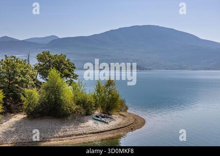 Sainte-Croix-du-Verdon, Alpes-de-Haute-Provence, Frankreich, Sommer — Blick aus der Vogelperspektive auf das türkisfarbene Wasser des Sees Sainte-Croix, umgeben von Bergen und Stockfoto