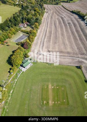 Blick aus der Vogelperspektive auf den hollingbourne Cricket Ground, umgeben von landwirtschaftlichen Feldern in kent, die vom bearsted Cricket Club genutzt werden Stockfoto