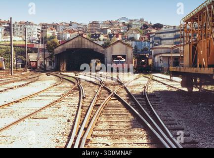 P, Portugal, Lissabon, 20.03.1993: Betriebsstätte der Lissabonner Vorortbahn, die von der staatlichen Eisenbahngesellschaft CP Urbanos de Lisboa betrieben wird und hauptsächlich von Pendlern genutzt wird. [Automatisierte Übersetzung] Stockfoto