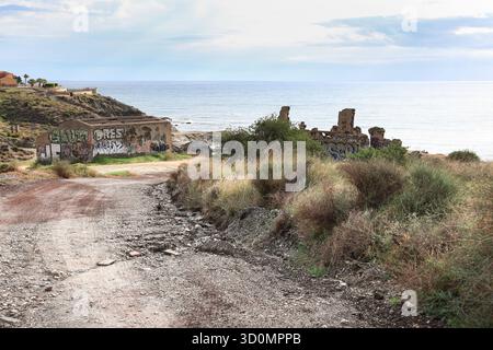 Villaricos, Almeria, Spanien - 11. Oktober 2025: Gießereiruinen am Meer an der Küste der Stadt Villaricos, Andalusien, Spanien Stockfoto