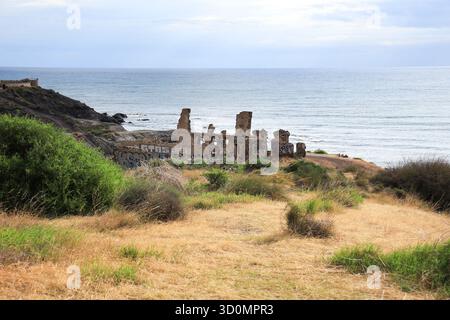 Villaricos, Almeria, Spanien - 11. Oktober 2025: Gießereiruinen am Meer an der Küste der Stadt Villaricos, Andalusien, Spanien Stockfoto