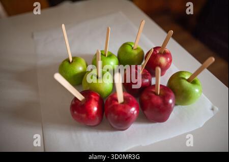 Grüne und rote Äpfel ordentlich auf Pergament in der warmen Küche angeordnet Stockfoto