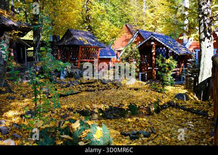 Gehöft in der Bergbauhütte mit farbenfrohem Herbstlaub. Hochwertige Fotos Stockfoto