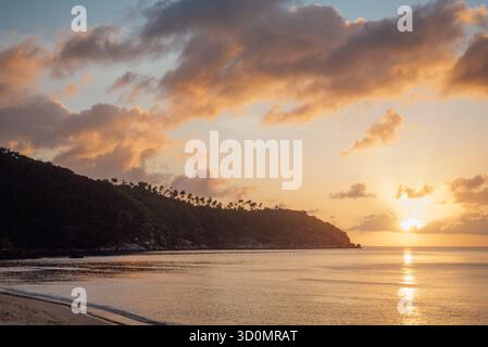 Goldener Sonnenuntergang über Koh Ma Beach, Koh Phangan, Thailand Stockfoto