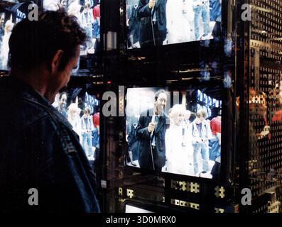 DEU, Deutschland, Berlin, 01.08.1996: Zuschauer vor einer Wand von Fernsehgeräten auf der Funkaustellung 1996. [Automatisierte Übersetzung] Stockfoto