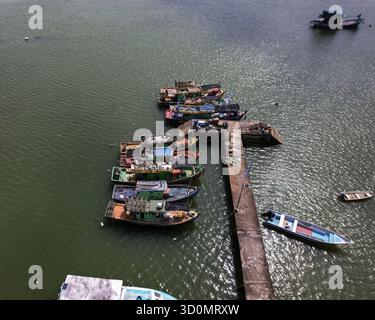 Blick aus der Vogelperspektive auf viele Fischerboote, die in der Nähe des Stegs vor Anker liegen Stockfoto