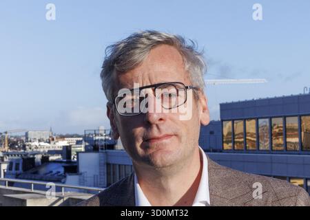 Brüssel, Belgien Oktober 2025. Der neu ernannte Minister für die Region Brüssel, Dirk de Smedt, posiert für den Fotografen nach seiner Eid-Ableistung für Minister Gatz in der Regierung der Region Brüssel-Hauptstadt am Freitag, den 24. Oktober 2025 in Brüssel. BELGA FOTO NICOLAS MAETERLINCK Credit: Belga News Agency/Alamy Live News Stockfoto