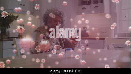 Halten Smartphone ältere Frau denkt in der Küche, mit Pillen Flaschen, Glas und Viruspartikel Stockfoto