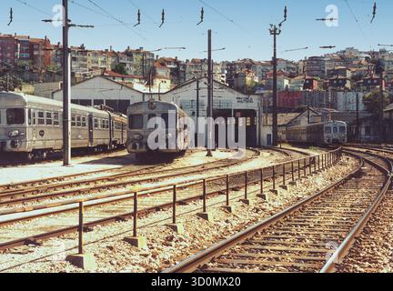 P, Portugal, Lissabon, 20.03.1993: Betriebsstätte der Lissabonner Vorortbahn, die von der staatlichen Eisenbahngesellschaft CP Urbanos de Lisboa betrieben wird und hauptsächlich von Pendlern genutzt wird. [Automatisierte Übersetzung] Stockfoto