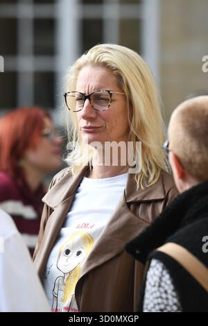 Paris, France. 24th Oct, 2025. Delphine Daviet-Ropital, mother of Lola at the Paris Assize Court for the trial of Dahbia Benkired, accused of raping, torturing, and killing Lola Daviet, a 12-year-old girl, in 2022. Dahbia Benkired, accused of raping, torturing, and killing 12-year-old Lola Daviet in Paris in 2022, will learn her fate this Friday at the end of a week-long trial. Paris, France on October 24, 2025. Photo by Florian Poitout/ABACAPRESS.COM Credit: Abaca Press/Alamy Live News Stockfoto