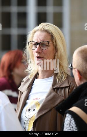 Paris, France. 24th Oct, 2025. Delphine Daviet-Ropital, mother of Lola at the Paris Assize Court for the trial of Dahbia Benkired, accused of raping, torturing, and killing Lola Daviet, a 12-year-old girl, in 2022. Dahbia Benkired, accused of raping, torturing, and killing 12-year-old Lola Daviet in Paris in 2022, will learn her fate this Friday at the end of a week-long trial. Paris, France on October 24, 2025. Photo by Florian Poitout/ABACAPRESS.COM Credit: Abaca Press/Alamy Live News Stockfoto