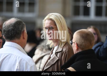Paris, France. 24th Oct, 2025. Delphine Daviet-Ropital, mother of Lola at the Paris Assize Court for the trial of Dahbia Benkired, accused of raping, torturing, and killing Lola Daviet, a 12-year-old girl, in 2022. Dahbia Benkired, accused of raping, torturing, and killing 12-year-old Lola Daviet in Paris in 2022, will learn her fate this Friday at the end of a week-long trial. Paris, France on October 24, 2025. Photo by Florian Poitout/ABACAPRESS.COM Credit: Abaca Press/Alamy Live News Stockfoto