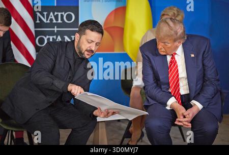 Ukrainischer Präsident Wolodymyr Zelenski im Gespräch mit US-Präsident Donald Trump während des NATO-Gipfels in den Haag im Juni 2025. Foto: Volodymyr Zelensky X Account Stockfoto
