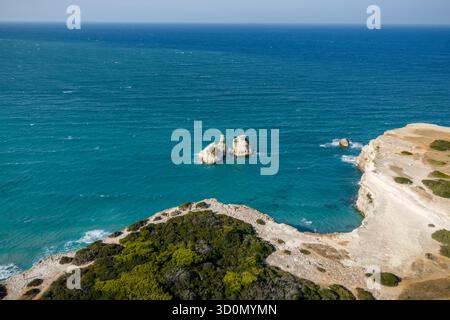 Aus der Vogelperspektive treffen auf die von der Sonne geküssten Klippen auf das türkisfarbene Meer, wo die legendären Stöcke von Torre dell'Orso majestätisch aus dem glitzernden Wasser ragen, Torre dell'Orso, Apulien, Italien. Stockfoto