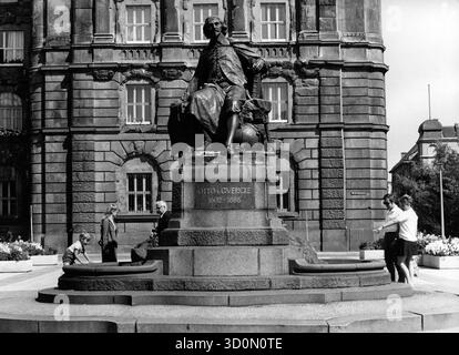 Otto von Guericke: Denkmal auf dem Magdeburger Marktplatz. [Automatisierte Übersetzung] Stockfoto