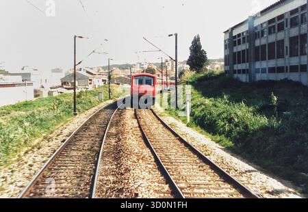 P, Portugal, Lissabon, 20.03.1993: Blick aus dem Führerhaus eines Vorortzuges der staatlichen Eisenbahngesellschaft CP Urbanos de Lisboa. Auf dem gegenüberliegenden Gleis wurde ein neuer Zug von Siemens Verkehrstechnik geliefert. [Automatisierte Übersetzung] Stockfoto