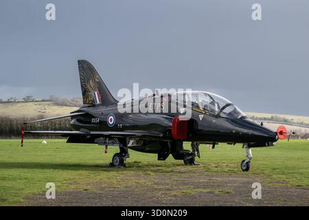 Museumsflugzeuge, die während einer nächtlichen Fotoveranstaltung in der Boscombe Down Aviation Collection in Wiltshire, England, beleuchtet werden und historische Aviatio zeigen Stockfoto