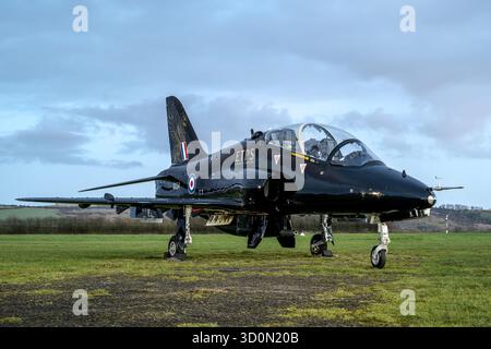 Museumsflugzeuge, die während einer nächtlichen Fotoveranstaltung in der Boscombe Down Aviation Collection in Wiltshire, England, beleuchtet werden und historische Aviatio zeigen Stockfoto