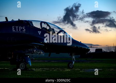 Museumsflugzeuge, die während einer nächtlichen Fotoveranstaltung in der Boscombe Down Aviation Collection in Wiltshire, England, beleuchtet werden und historische Aviatio zeigen Stockfoto