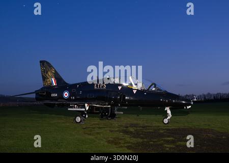 Museumsflugzeuge, die während einer nächtlichen Fotoveranstaltung in der Boscombe Down Aviation Collection in Wiltshire, England, beleuchtet werden und historische Aviatio zeigen Stockfoto