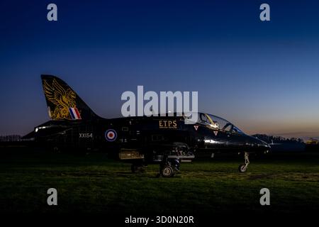 Museumsflugzeuge, die während einer nächtlichen Fotoveranstaltung in der Boscombe Down Aviation Collection in Wiltshire, England, beleuchtet werden und historische Aviatio zeigen Stockfoto