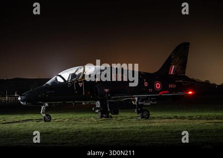 Museumsflugzeuge, die während einer nächtlichen Fotoveranstaltung in der Boscombe Down Aviation Collection in Wiltshire, England, beleuchtet werden und historische Aviatio zeigen Stockfoto