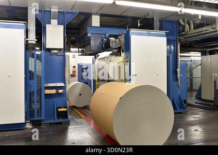 Papierrollen und Offsetdruck Maschinen in einer großen Druckerei für die Produktion von Zeitungen & Zeitschriften Stockfoto